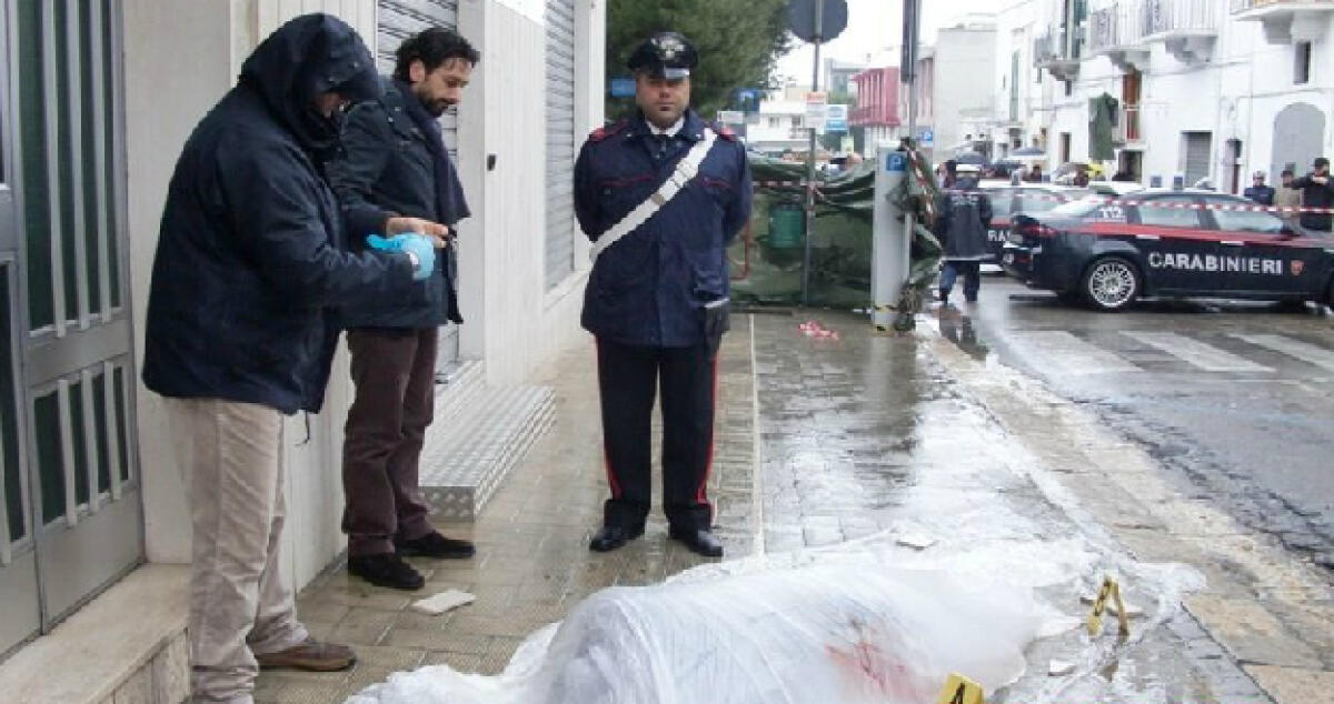 Agguato davanti ad un bar del catanese, un uomo crivellato di colpi: l'ex affiliato evita la condanna - 
