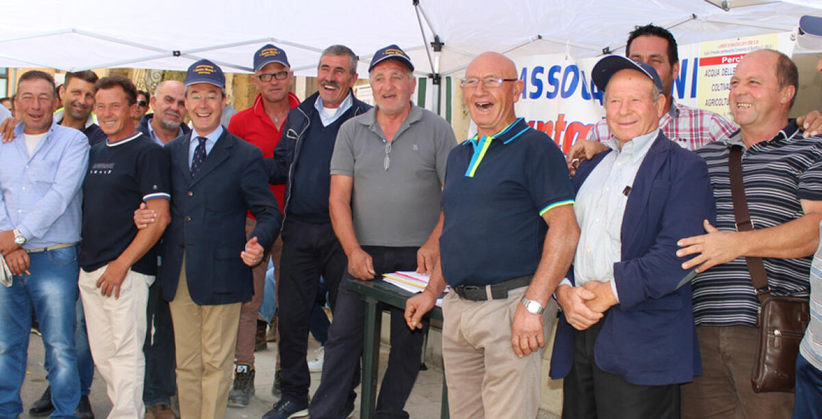 "Campagne a secco, centinaia di lavoratori rischiano il posto", gli agricoltori protestano davanti al Consorzio - 