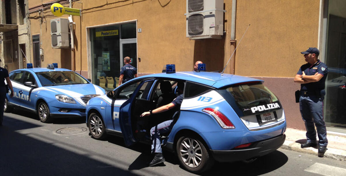 Agente di polizia rincorre un ladro a piedi, si procura diverse ferite - 