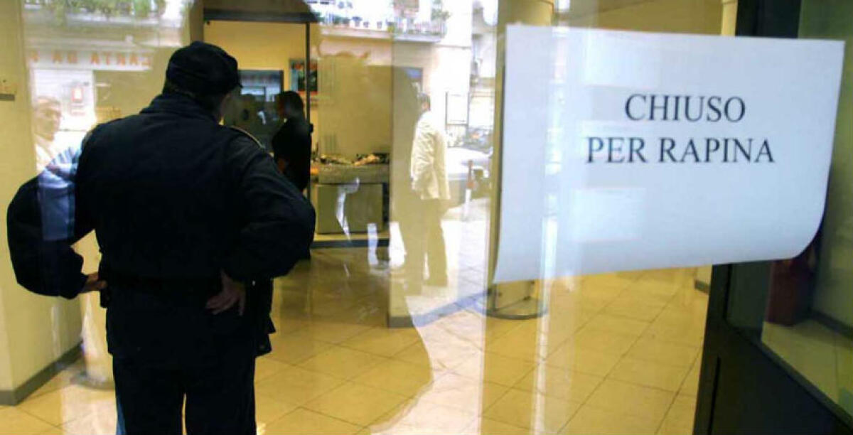 Furto in banca, un ladro scappa con i contanti di un cliente dell'agenzia "Monte dei Paschi" -