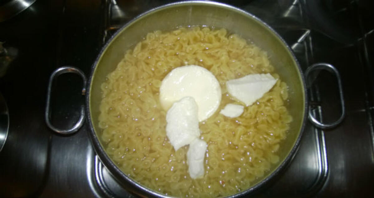 Una piccola ustionata, colpita dal piatto della sua pastina calda -