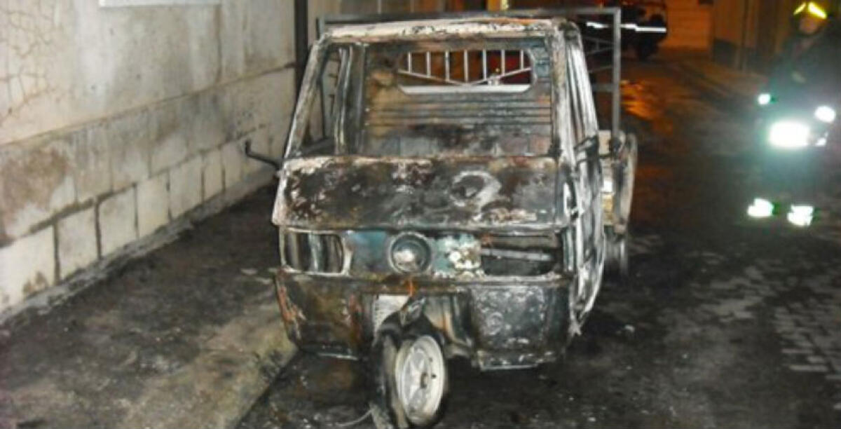 Le fiamme distruggono una moto ape, il rogo nella notte in via Fleming -