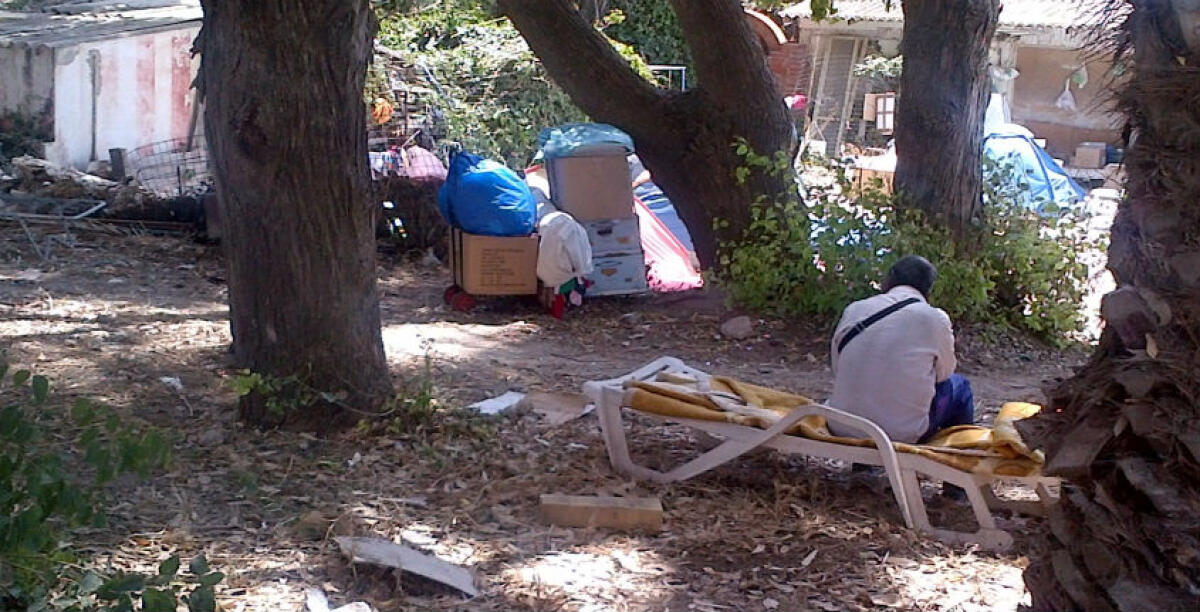 La baraccopoli all'ex lido Eden, gli ambulanti vivono in condizioni estreme: da anni manca una soluzione - 