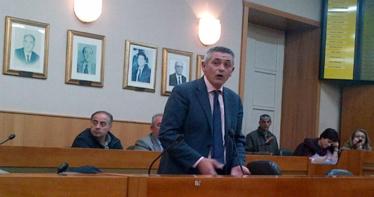 "Il Pd? Mi ha scelto e ci rimango...", Salvatore Gallo scende dal bus della presidenza del consiglio: "Non sono in lizza" -