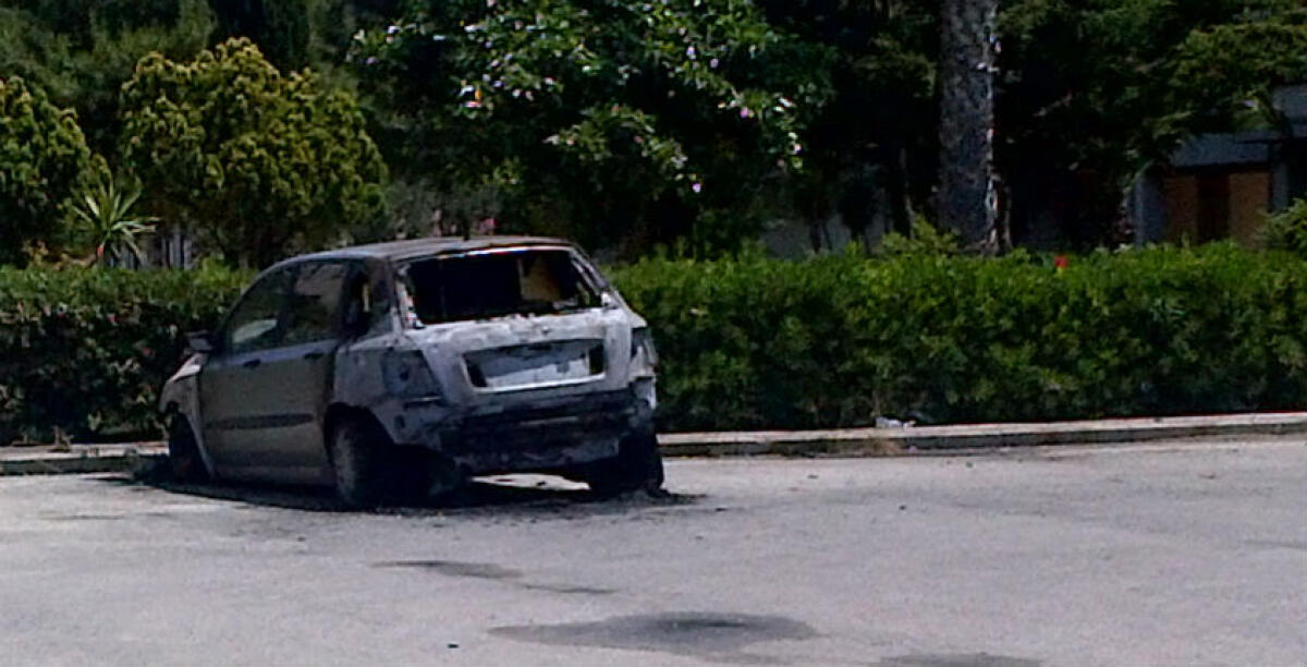 Una Fiat Stilo distrutta dalle fiamme ad Albani Roccella, il rogo esploso tra le palazzine dello Iacp - Una Fiat Stilo incendiata (foto archivio)