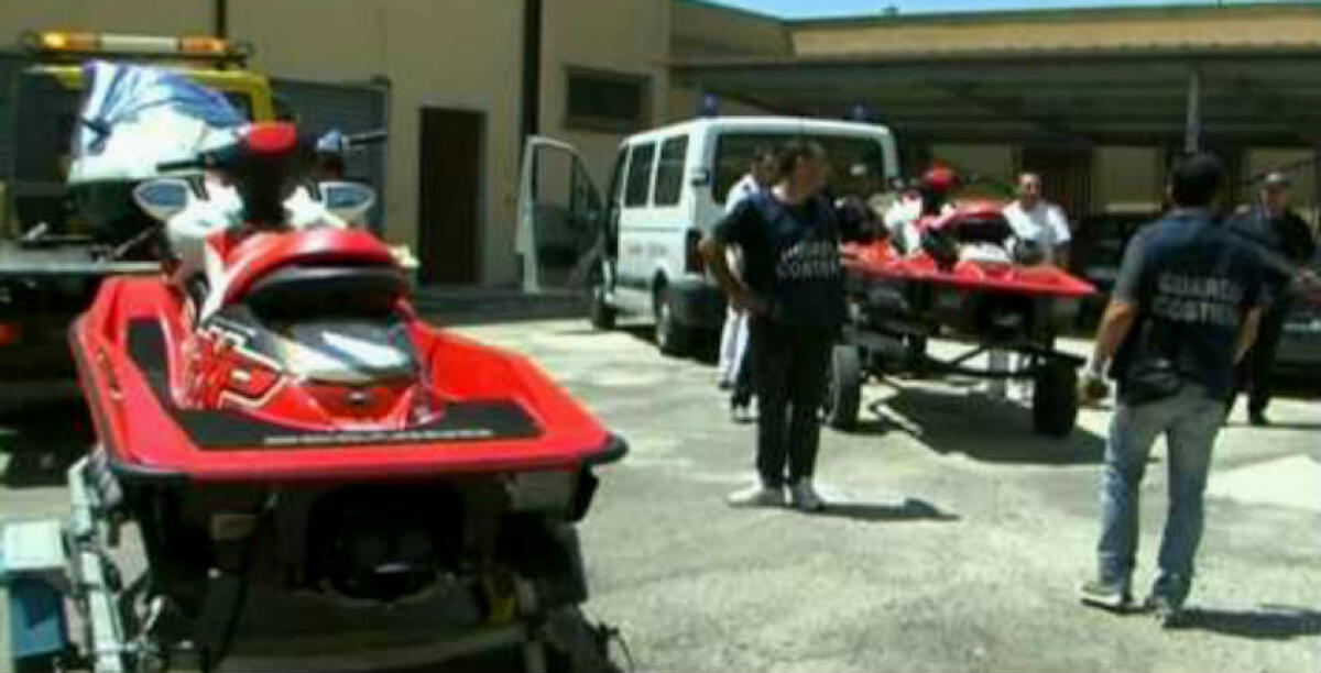 Sulle moto d'acqua senza aver mai conseguito l'abilitazione, multe per oltre 6 mila euro a tre giovani -