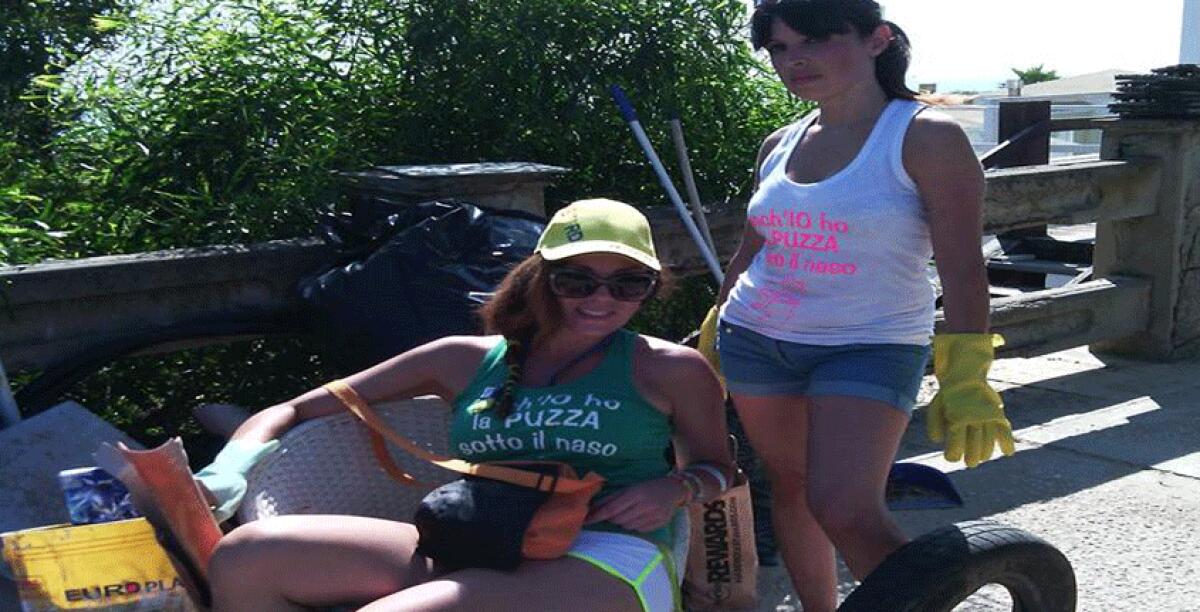 Selfie in spiaggia? No, preferisco pulire la mia città. L'insolita iniziativa di due ragazze - 