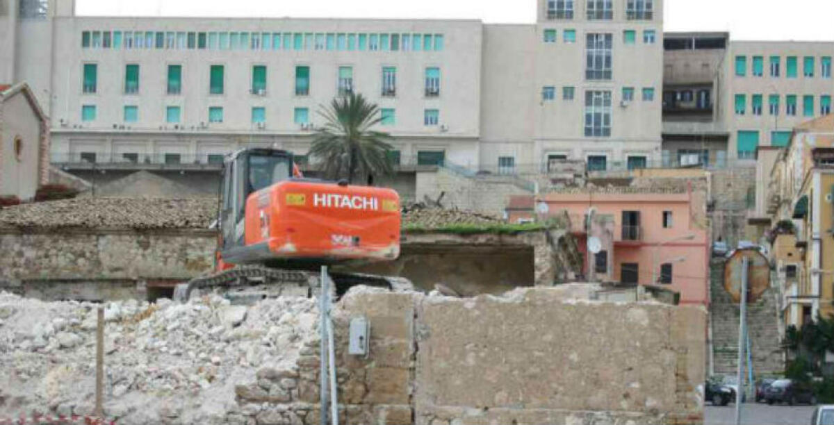 Il crollo dell'ex opificio sul lungomare Federico II, parla un tecnico: "Rilasciai un preavviso di rigetto" - Rimasero solo le macerie dell'ex opificio