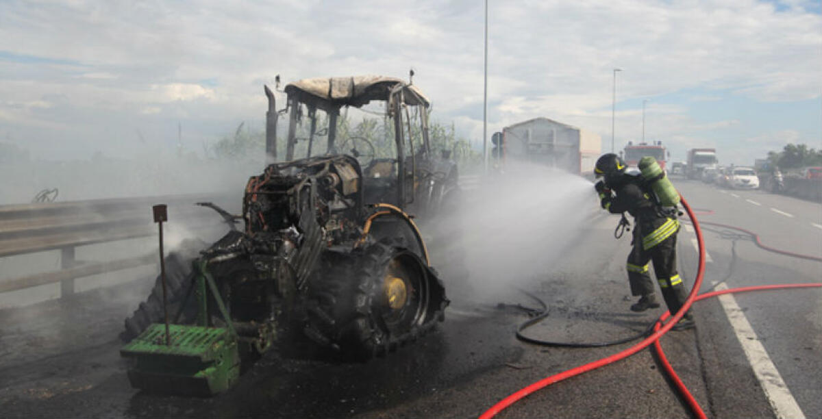 Ustionato nel suo podere, un agricoltore verrà trasferito a Catania: il fuoco dal trattore -
