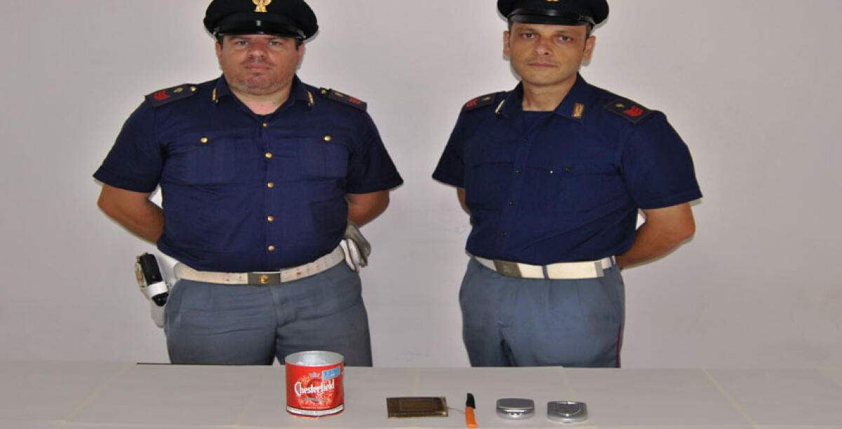 Un panetto di droga nella Cinquecento, venticinquenne arrestato dalla polizia - 