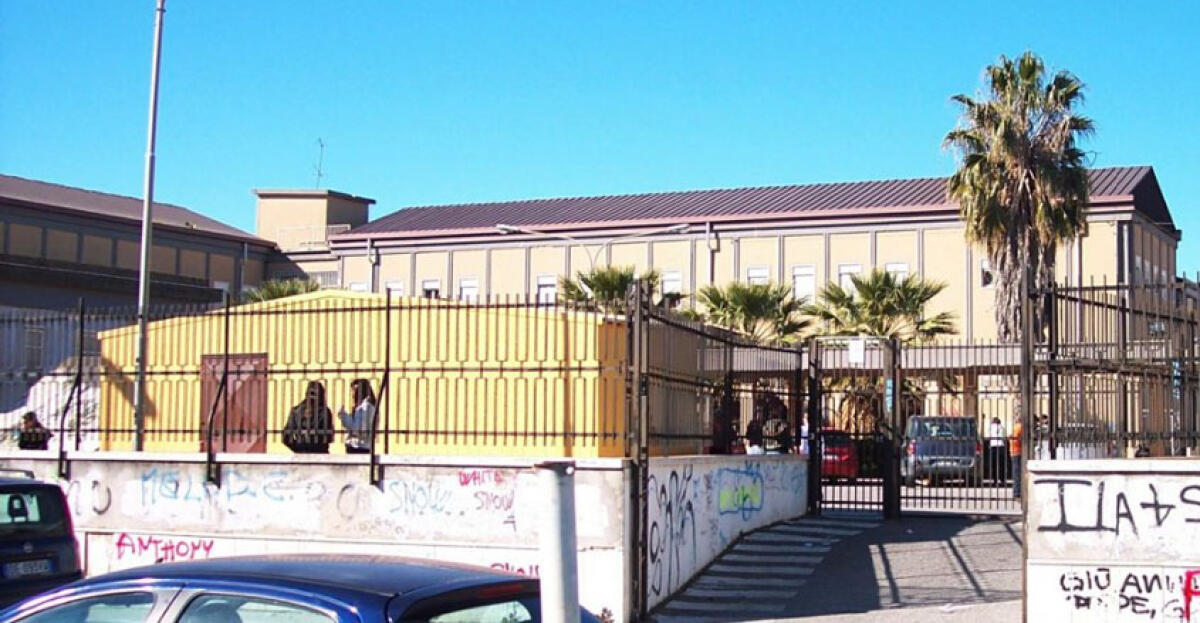 Ammanchi di denaro dalle casse scolastiche, irruzione della digos al liceo Scientifico: indagato funzionario -
