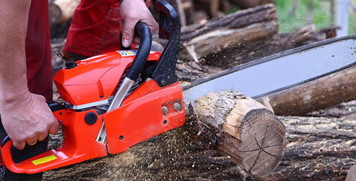 La motosega gli sfugge dal controllo, sessantenne rischia l'amputazione di un dito - 