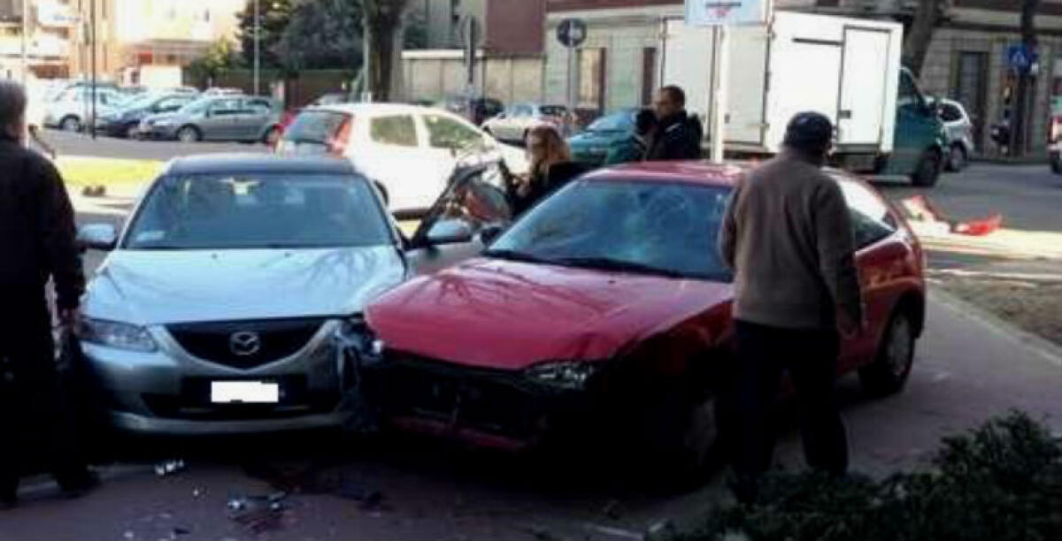 Si allontana dalla madre e finisce in strada, una piccola di quattro anni colpita da un'auto -