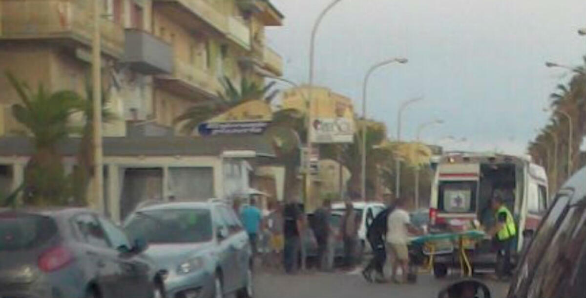 Asfalto insidioso sul lungomare Federico II, un ciclista cade rovinosamente: si è procurato più fratture -
