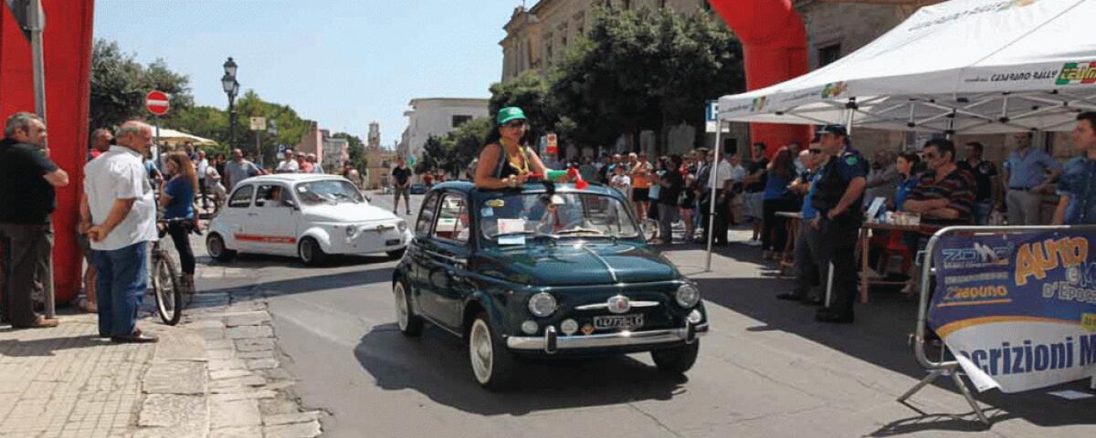 Raduno di auto e moto d'epoca in centro - 