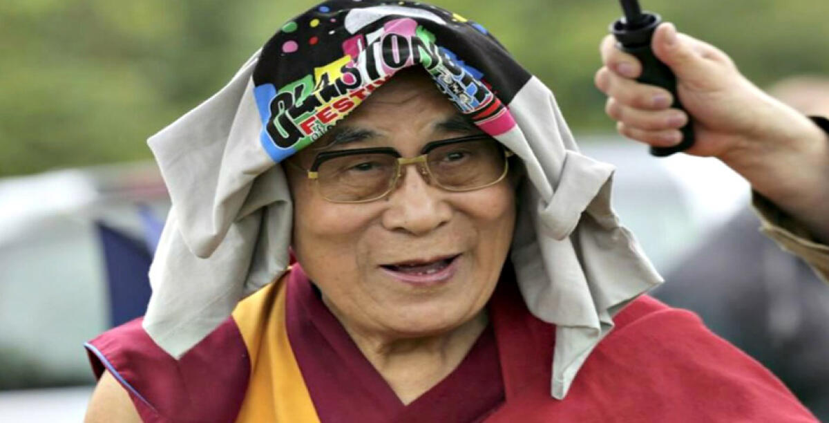 Glastonbury, il Dalai Lama sul palco con Patti Smith: l’accoglienza è da rockstar -