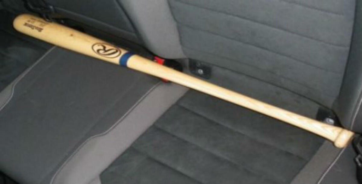 Aveva una mazza da baseball a bordo della sua auto, denunciato un ventiquattrenne: arrestato un quarantunenne per evasione - 