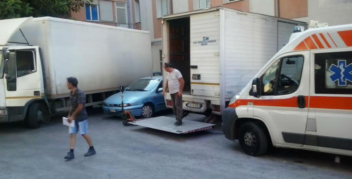 Un'auto e un camion invadono gli spazi destinati all'ambulanza del 118, caos al Vittorio Emanuele - 