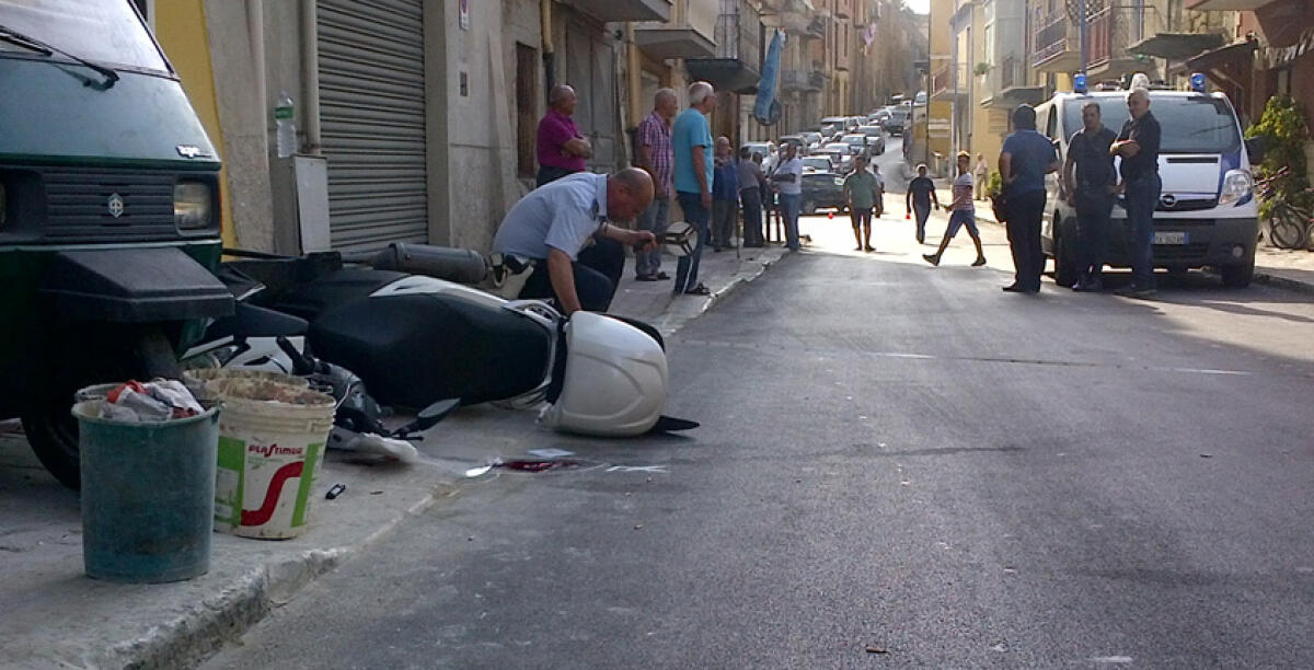 Incidente in via Verga, perde il controllo dello scooter e travolge quattro persone: uno in sala operatoria - 