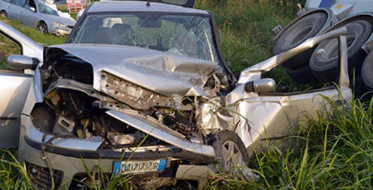 Sfonda il parabrezza di una Fiat Punto, i medici la dimettono e il marito della donna sporge denuncia - 