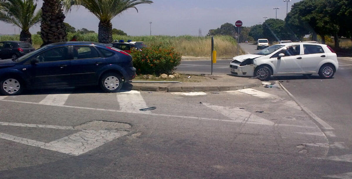 Scontro tra auto a pochi passi da palazzo di giustizia, ferito un operaio ventiquattrenne - 