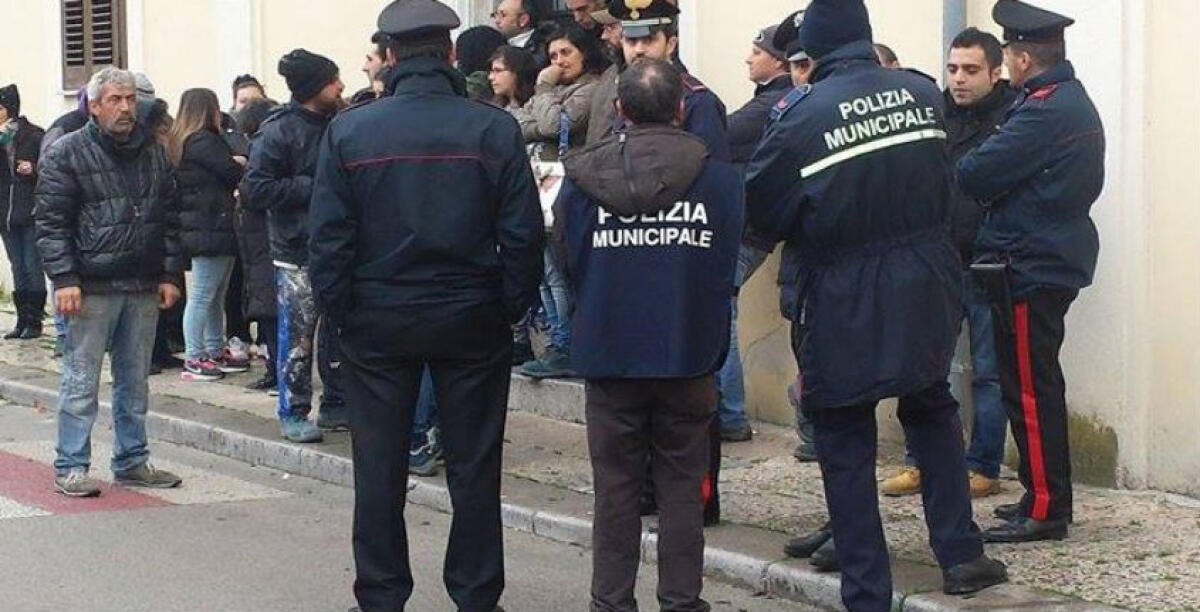 Rischia di perdere il posto tra gli operai Rmi, minaccia di gettarsi da una delle finestre del municipio -