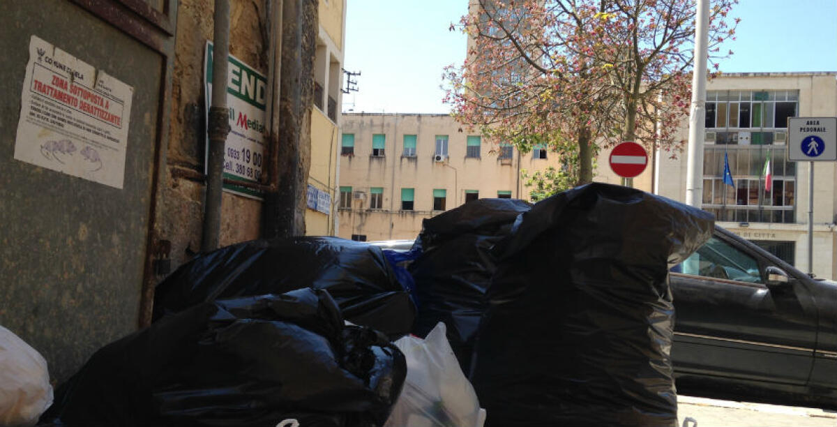 La discarica di Timpazzo aperta dalle quattro del mattino, nuova ordinanza notificata a Tekra e Ato Cl2 - 