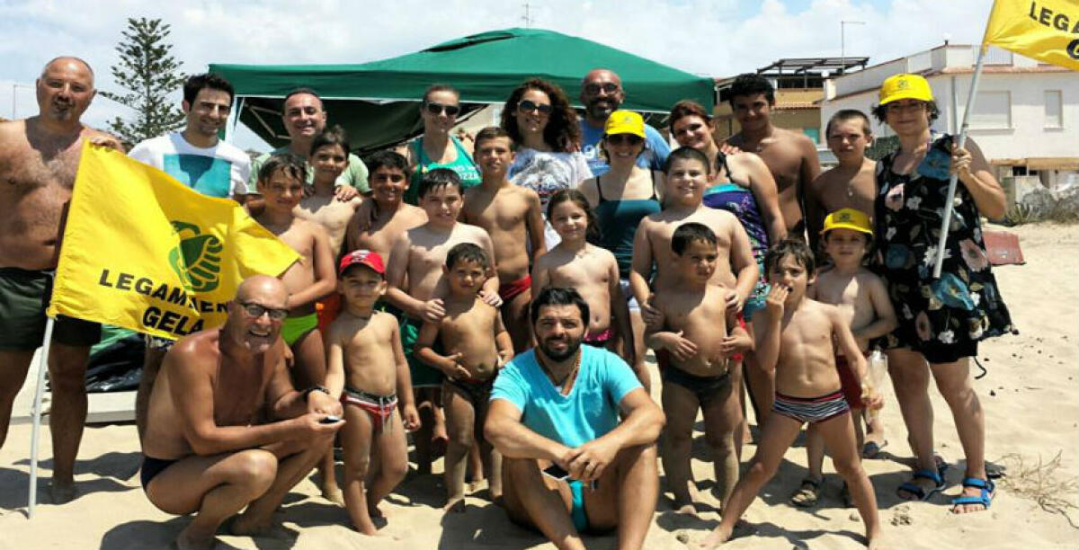 I volontari in spiaggia per ripulirla, grandi e piccoli a Manfria con l'obiettivo di combattere il degrado -