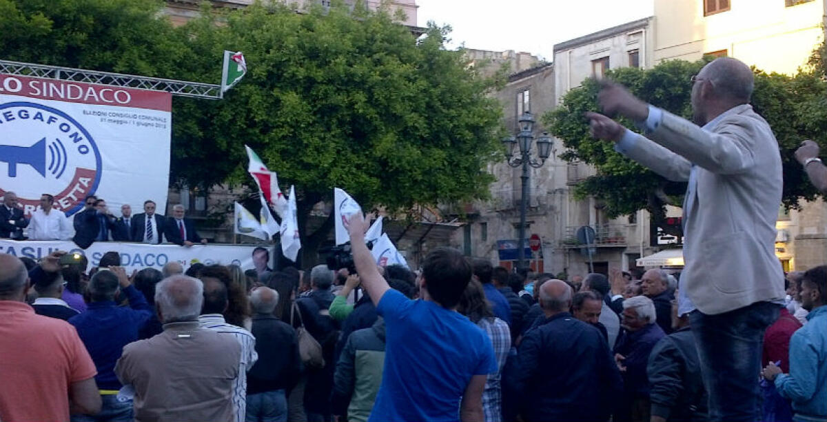Fischi e proteste contro Crocetta in piazza, c'è un'indagine: sotto esame anche lo striscione in tribunale - La contestazione a Crocetta in piazza