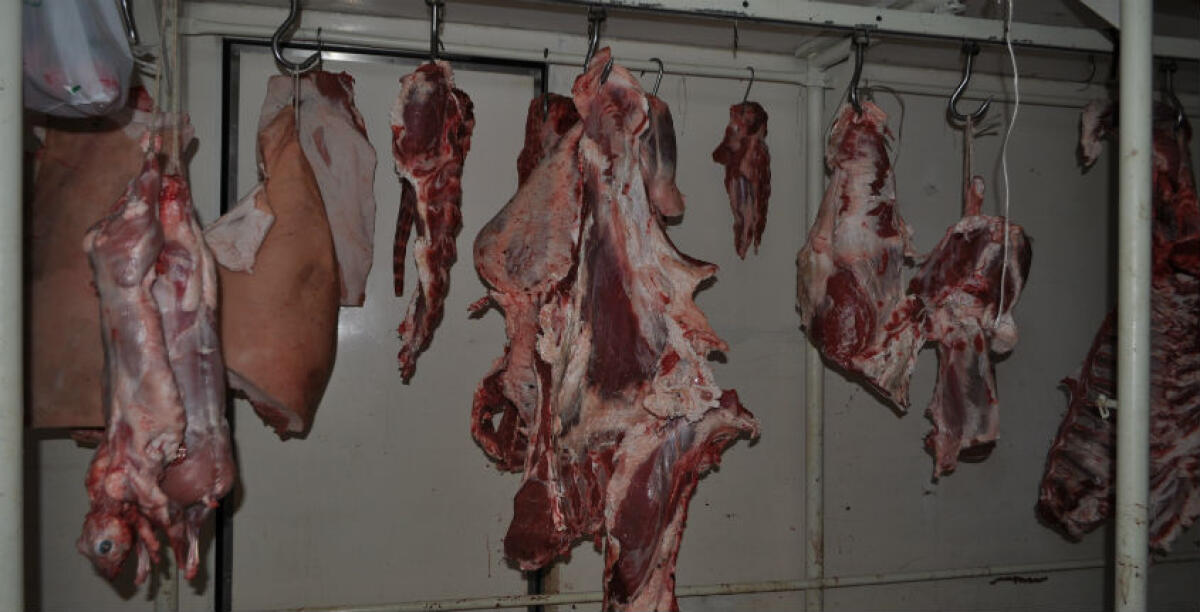 Carne nera e mal conservata nelle celle di un market di via Venezia, due condannati dopo i controlli - 