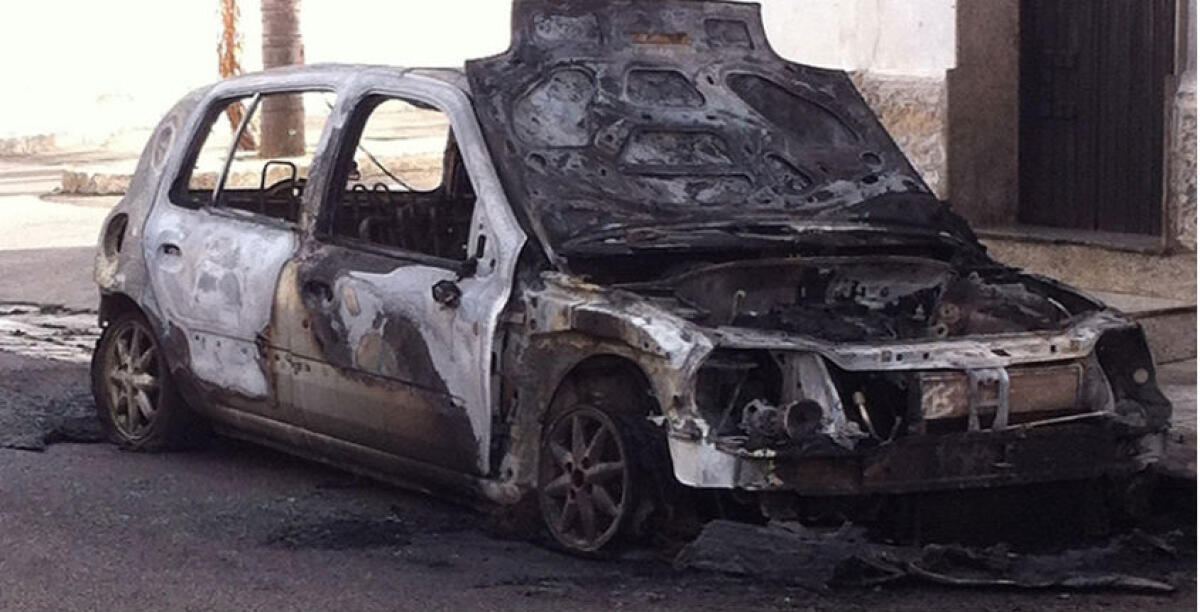 Una Peugeot in fiamme a Caposoprano, il rogo nella notte in via Amburgo - 