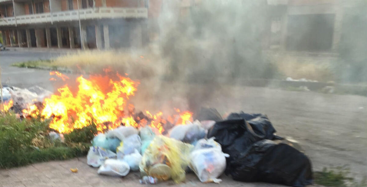 Rifiuti in fiamme a Scavone, i fumi verso le abitazioni: la Cgil ottiene un incontro dal sindaco -