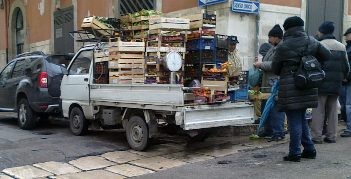Non vuole lasciare il posto occupato in corso Aldisio, scoppia la colluttazione tra un ambulante e due vigili -