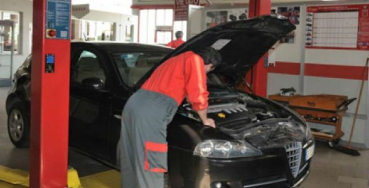 Mancano le necessarie autorizzazioni, chiusa un'autofficina: i veicoli sono finiti sotto sequestro - 