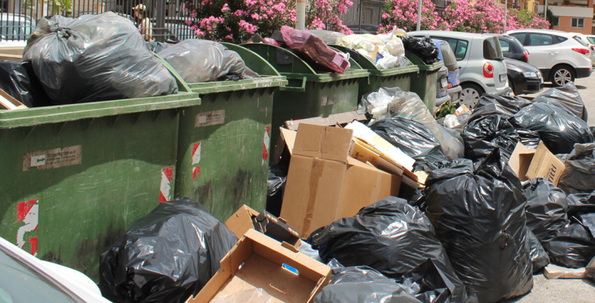 I cassonetti dei rifiuti sono stati smaltiti, il Comune avvia l'iter per "cacciare" la Tekra? - 