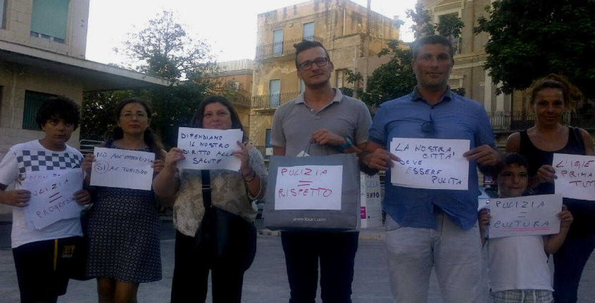 Cittadini contro l'emergenza rifiuti, un flash mob davanti il Comune: "Pulizia=Cultura" - 