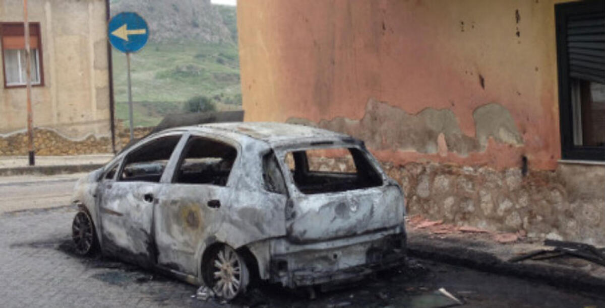 Due auto distrutte dalle fiamme in via La Paz, appartengono ad un cinquantenne - 
