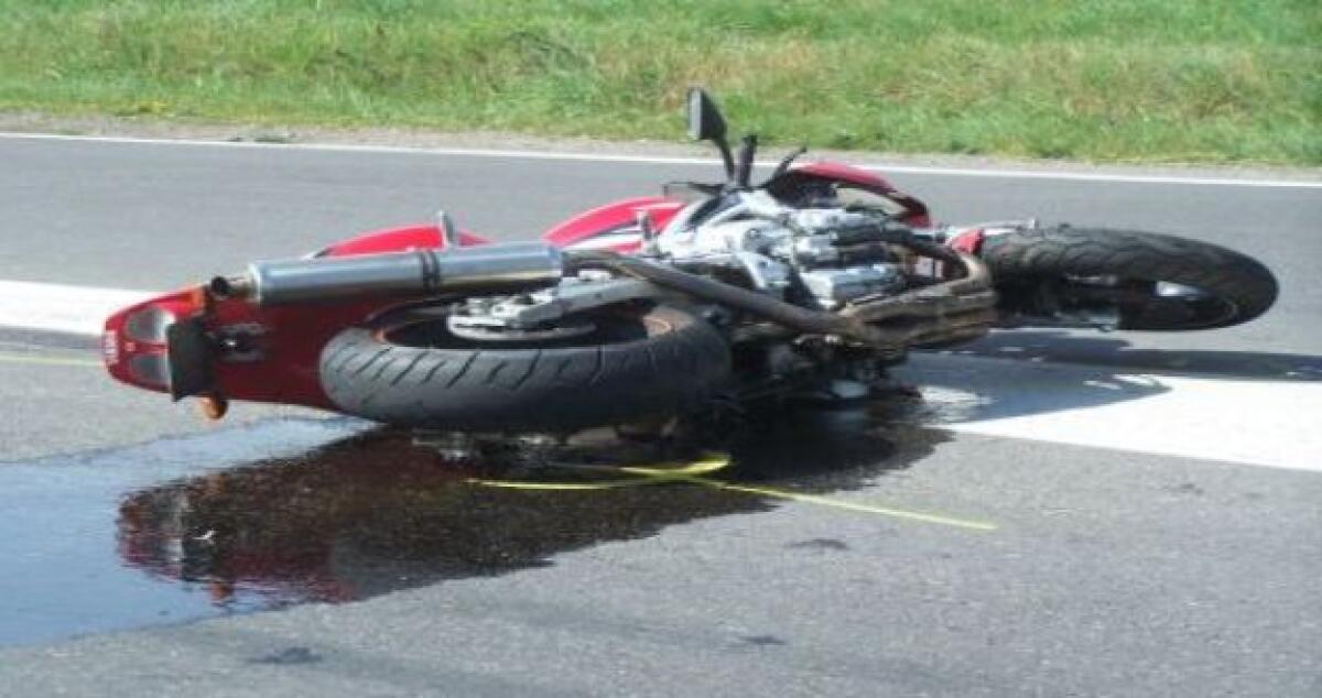 Schianto a Villaggio Aldisio, due giovani in sella ad una moto contro un'auto in via Siragusa -