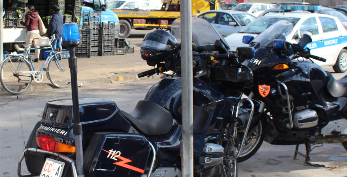 Ambulante aggredito con bastoni tra le bancarelle del mercatino del lungomare -