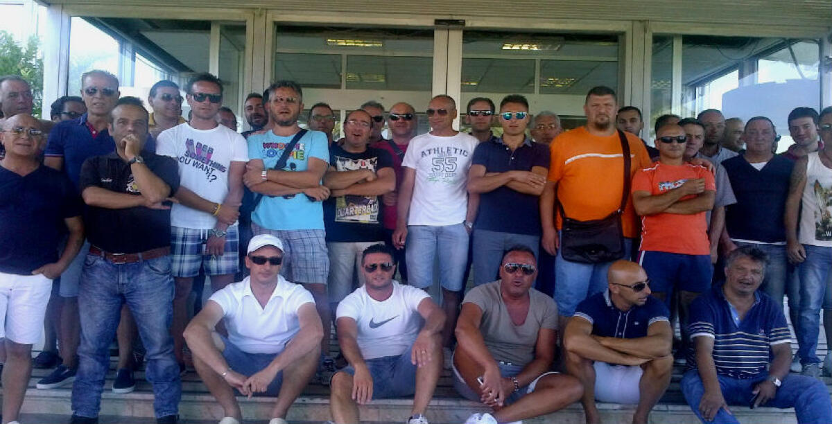 L'indotto Eni in fibrillazione, operai davanti i tornelli: "...meno male che non si dovevano perdere posti di lavoro" - 