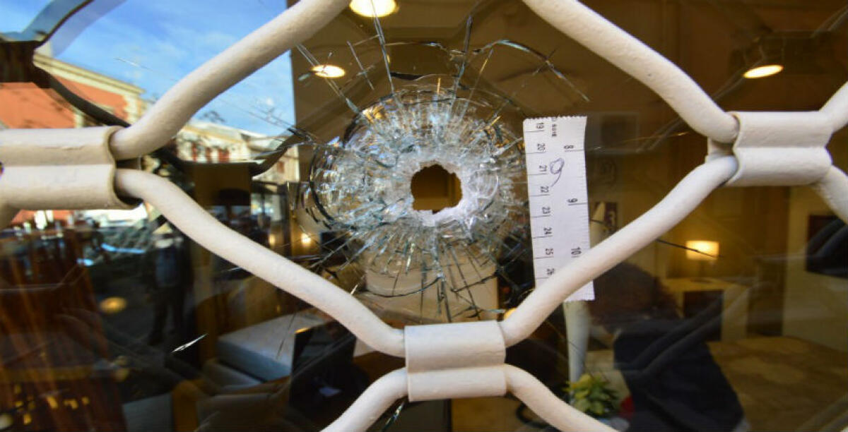 Un centro ottico preso di mira, il titolare intimidito a colpi di pistola: sott'accusa un mediatore commerciale - 