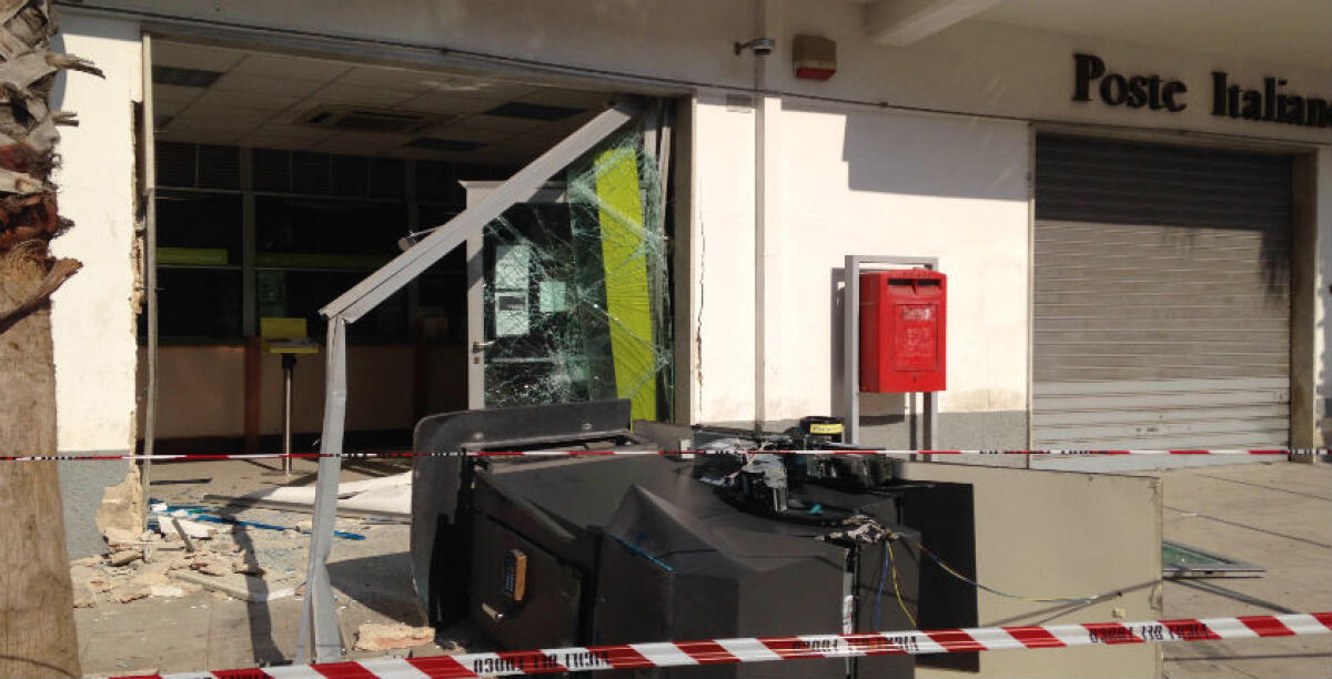 Assaltato l'ufficio postale di Settefarine: incendiata un'auto per rubare la cassaforte (foto) - 