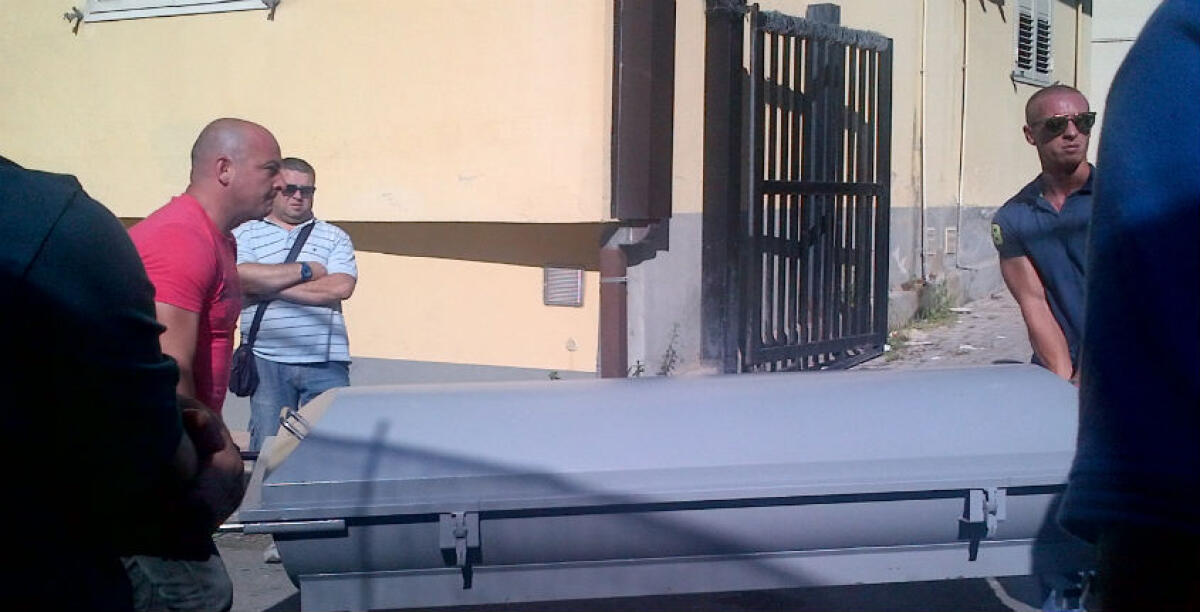 Si toglie la vita in via Seneca, morto Antonio Triberio: la sorella Aurelia venne travolta sul lungomare -