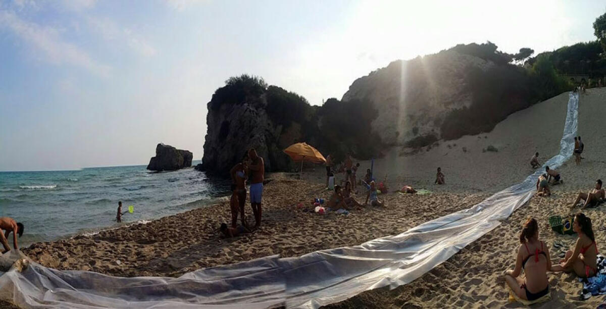 Acquapark fai da te sulla spiaggia di Manfria, divertimento e curiosità tra i bagnanti -