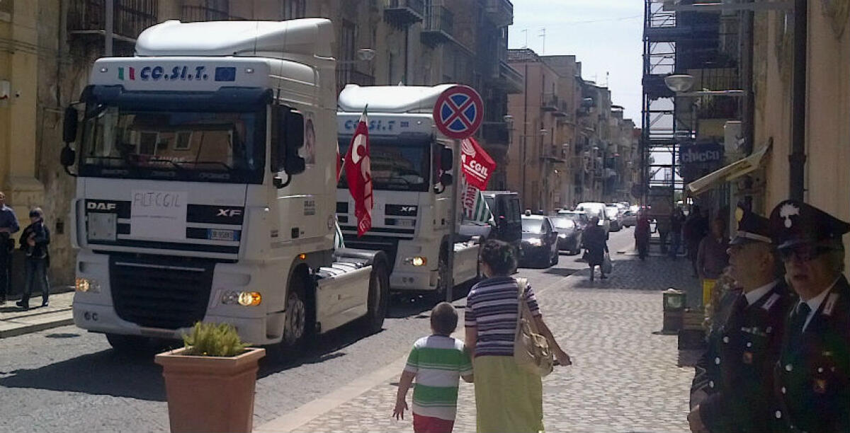 Fermi da mesi, i padroncini dell'autotrasporto pronti alla protesta: in bilico almeno 50 operatori -