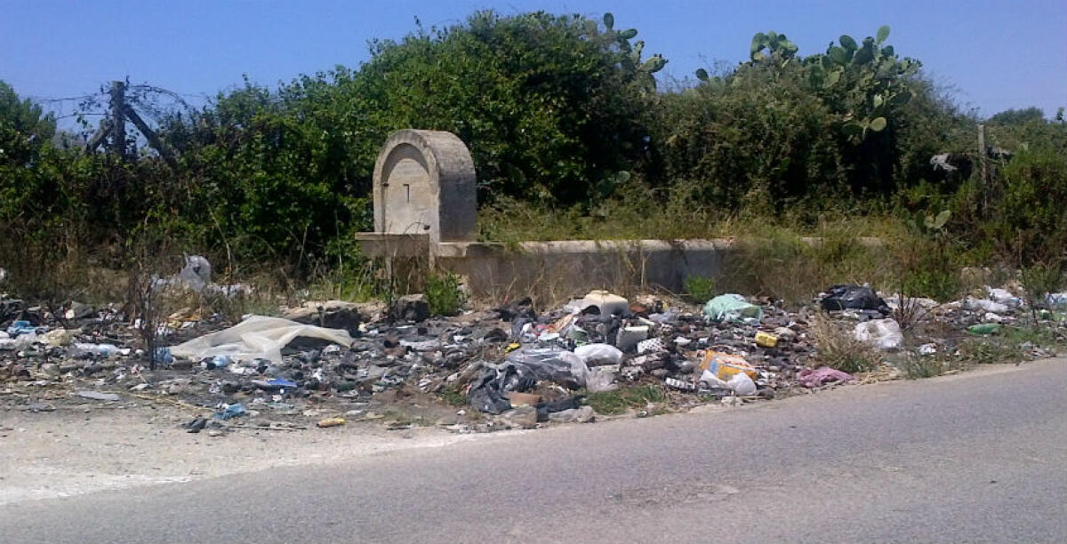 I rifiuti dati alle fiamme, diversi casi in poche ore: in campagna gli abbeveratoi sono discariche abusive - Spesso gli antichi bevai sono ridotti ad immondezzai