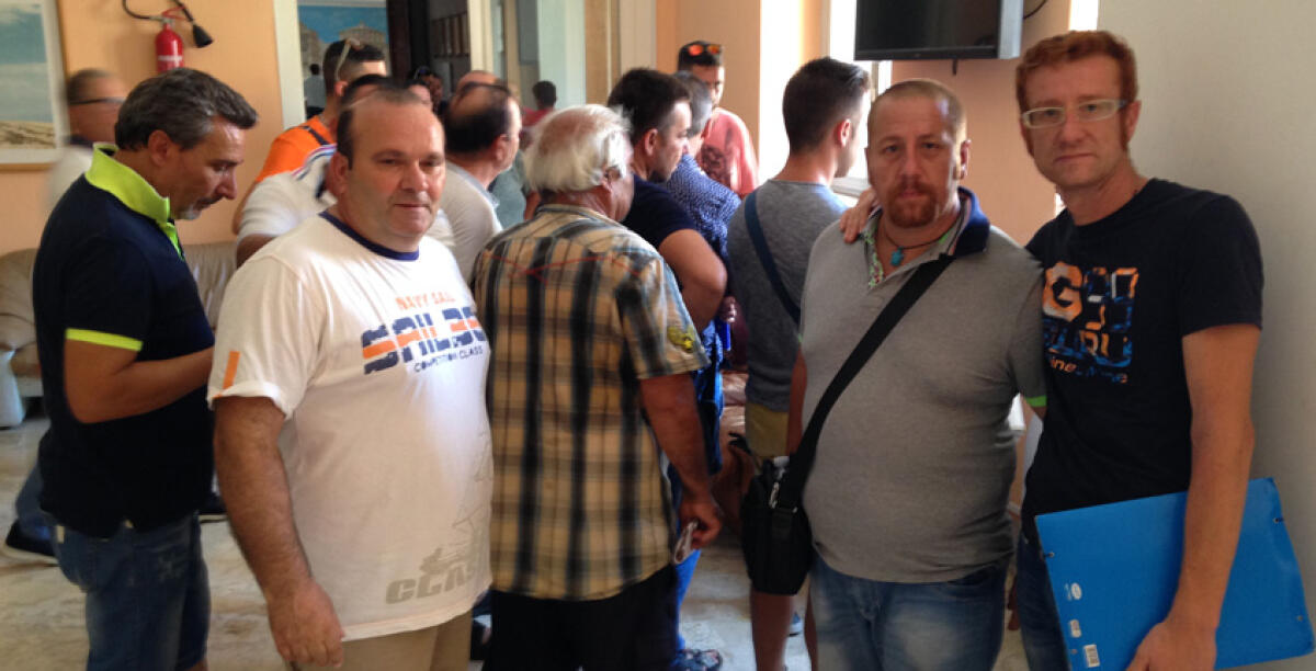 Mercato settimanale sospeso, la protesta degli ambulanti esclusi ha costretto il sindaco a fare un passo indietro - 