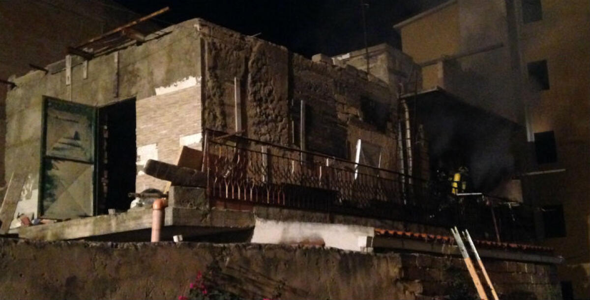 Il fuoco distrugge un'intera abitazione a Piano Notaro, le fiamme causate da un cortocircuito -