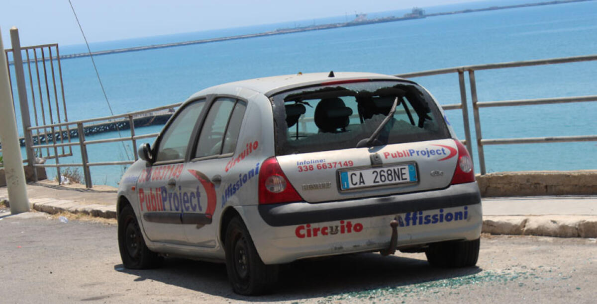 Intimidazione alla Publiproject, ripresi dalle telecamere mentre mandano in frantumi il lunotto di una "Clio" -