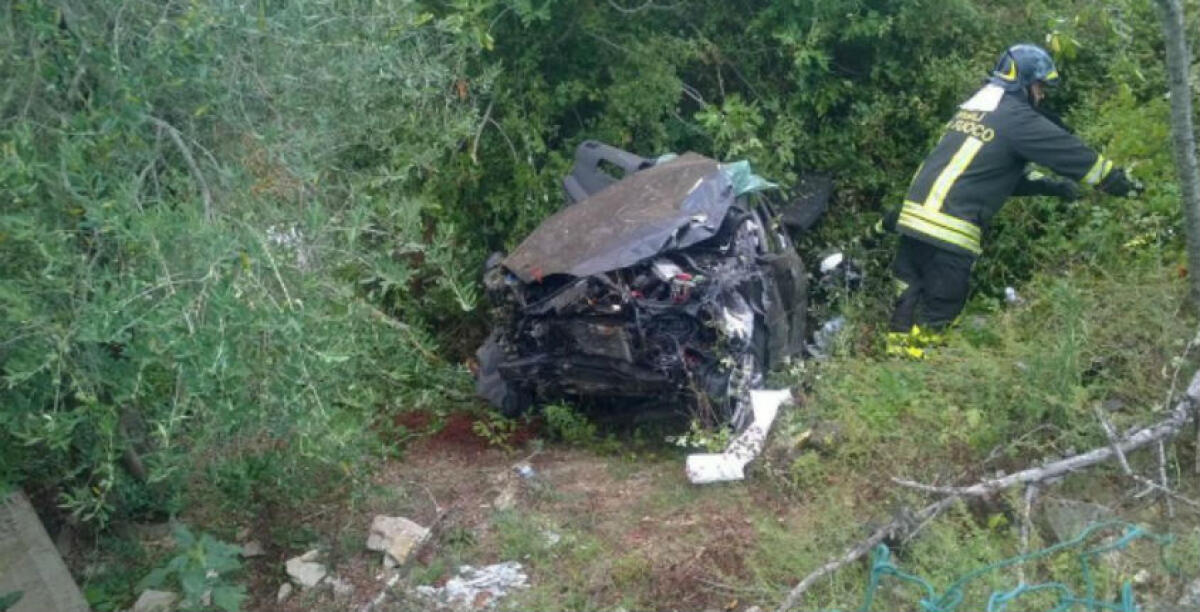 Ritornavano in città per le vacanze estive, la loro Golf in una scarpata ad Orvieto: morto un gelese - 